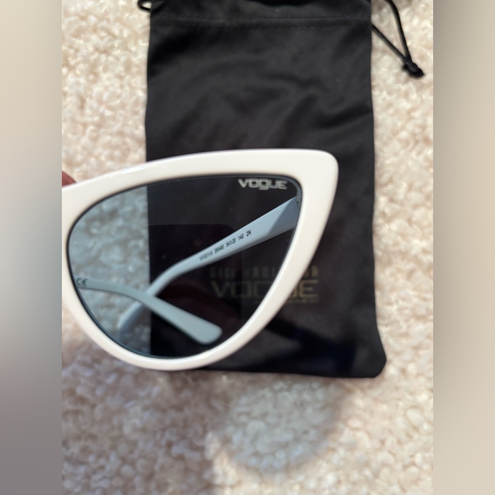 VOGUE Sunglasses - Picture 2 of 12